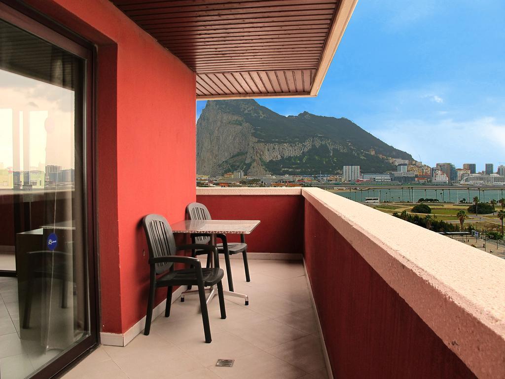 Отель Ohtels Campo De Gibraltar Ла-Линеа-де-ла-Консепсьон Экстерьер фото